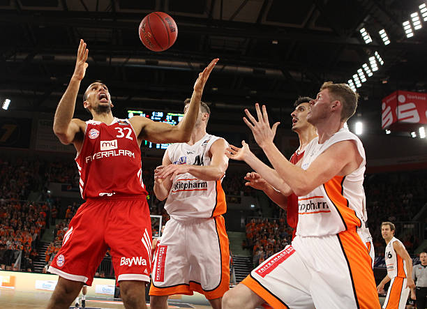 中的表现更 中的表现更